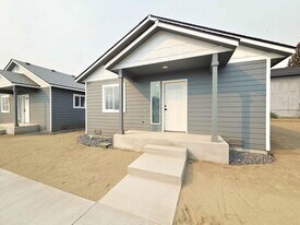1214 N Baker Ave in East Wenatchee, WA - Building Photo