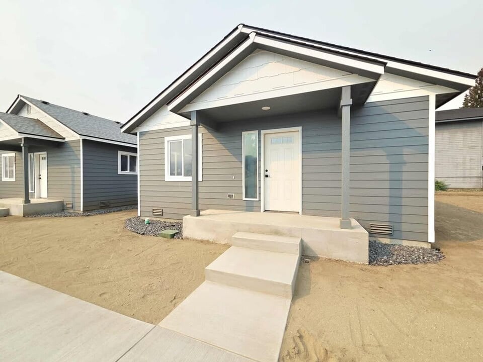 1214 N Baker Ave in East Wenatchee, WA - Building Photo
