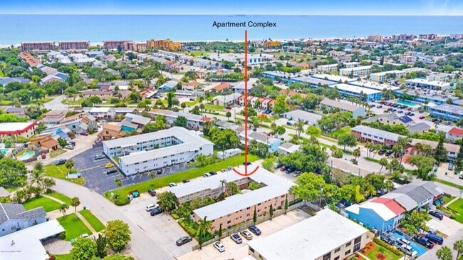 211 Circle Dr in Cape Canaveral, FL - Foto de edificio - Building Photo