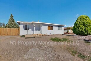 165 Hilton Ave NW in Albuquerque, NM - Building Photo