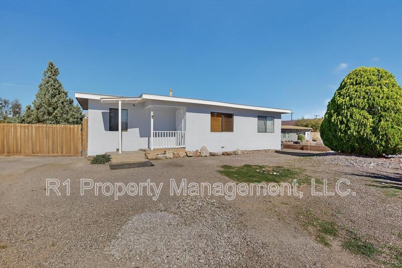 165 Hilton Ave NW in Albuquerque, NM - Building Photo