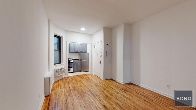 304 E 90th St in New York, NY - Building Photo - Building Photo