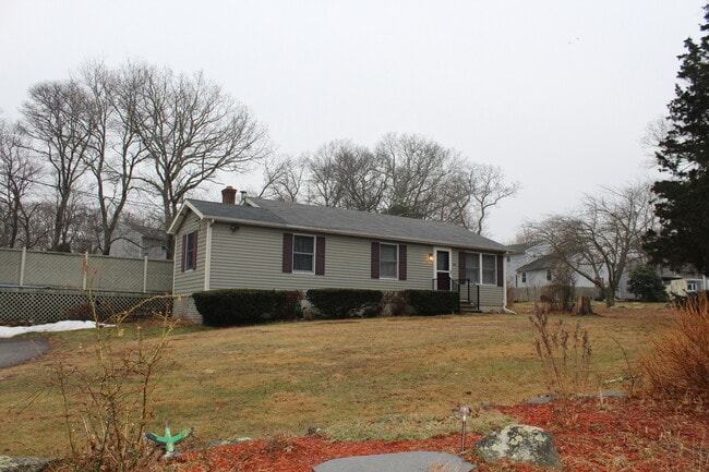 194 Allen Ave in South Kingstown, RI - Building Photo - Building Photo