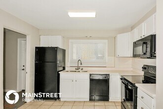 8412 Chalons Ct in Berkeley, MO - Foto de edificio - Building Photo