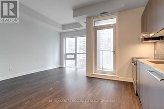 430-430 Square One Dr in Mississauga, ON - Building Photo - Building Photo