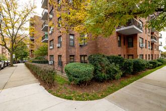 6776 Booth St in Forest Hills, NY - Building Photo - Building Photo