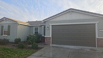 3602 Hawks Peak Dr in Madera, CA - Building Photo
