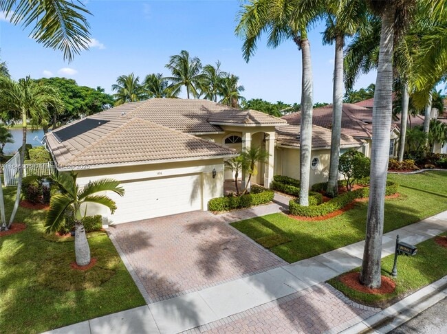 896 Marina Dr in Weston, FL - Foto de edificio - Building Photo