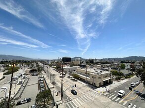 11405 Chandler Blvd in Los Angeles, CA - Building Photo - Building Photo