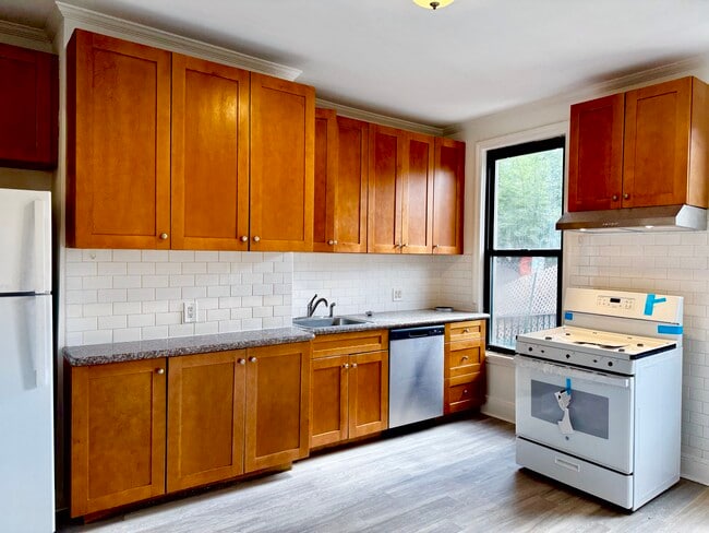 352 49th St, Unit 2 in Brooklyn, NY - Foto de edificio - Building Photo