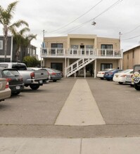 6761 Del Playa Dr in Goleta, CA - Foto de edificio - Building Photo
