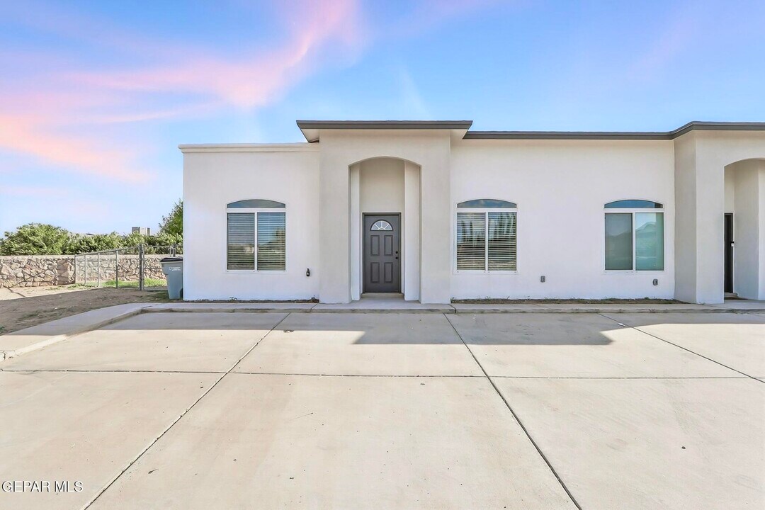 5274 Sean Haggerty Dr in El Paso, TX - Building Photo