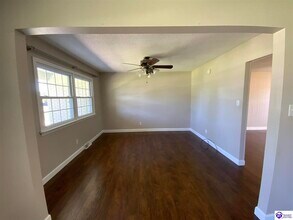 408 W Crocus Dr in Radcliff, KY - Building Photo - Building Photo
