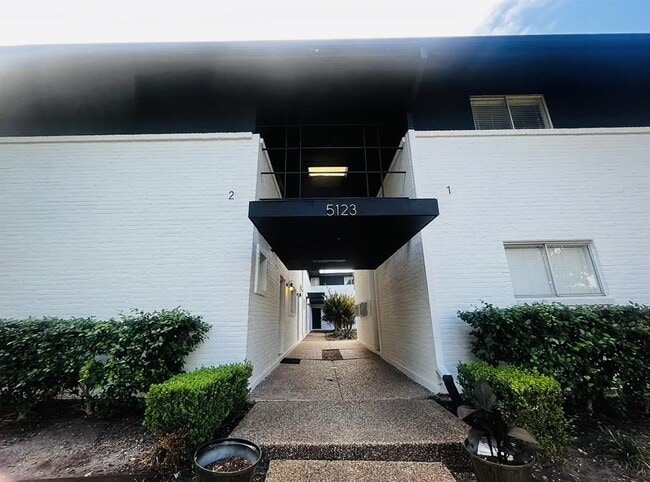 property at 5123 Del Monte Dr