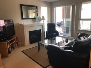 1083 Sunset Dr in Kelowna, BC - Building Photo - Building Photo