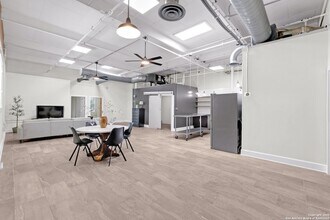 3363 E Commerce St, Unit 8042 in San Antonio, TX - Building Photo - Building Photo