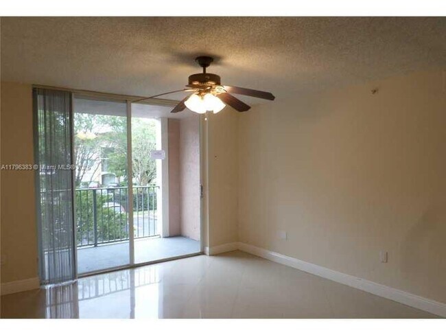 12124 Saint Andrews Pl in Miramar, FL - Foto de edificio - Building Photo