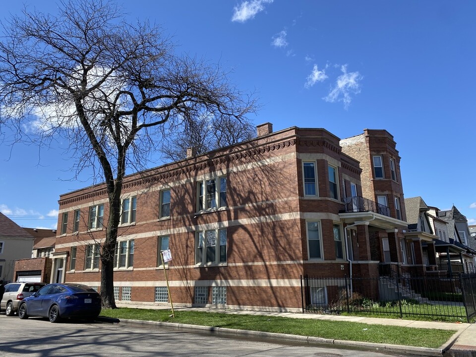 700 N Laramie Ave in Chicago, IL - Building Photo