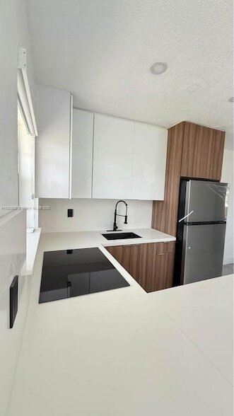 2430 NE 188th St in Miami, FL - Building Photo