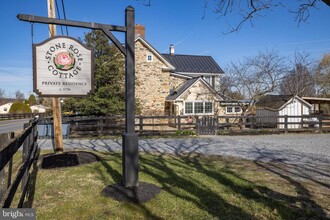 20596 Airmont Rd in Bluemont, VA - Foto de edificio - Building Photo