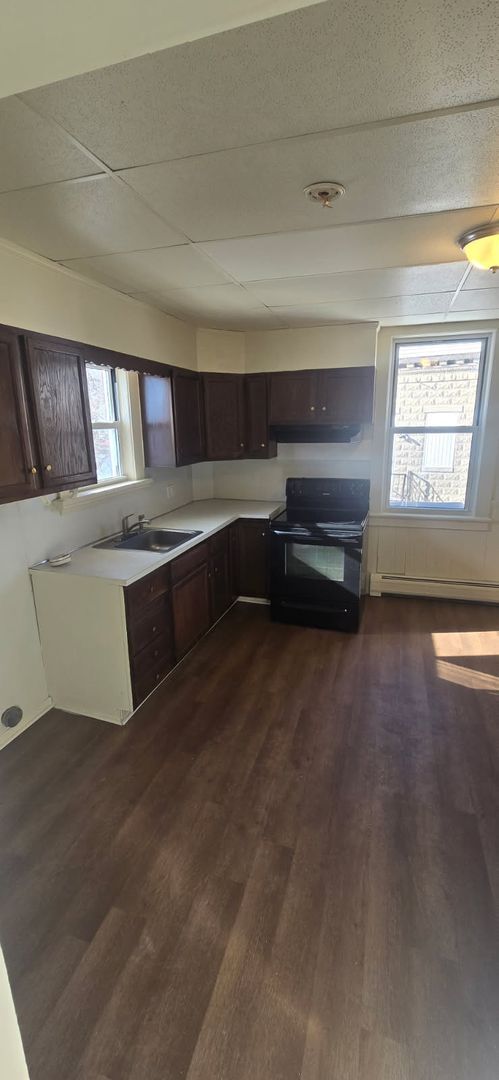 154 Garibaldi Ave in Roseto, PA - Foto de edificio - Building Photo