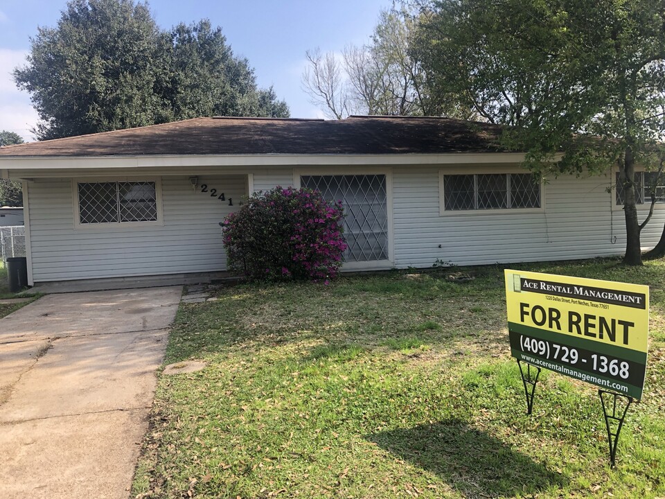 2241 14th St in Port Neches, TX - Building Photo