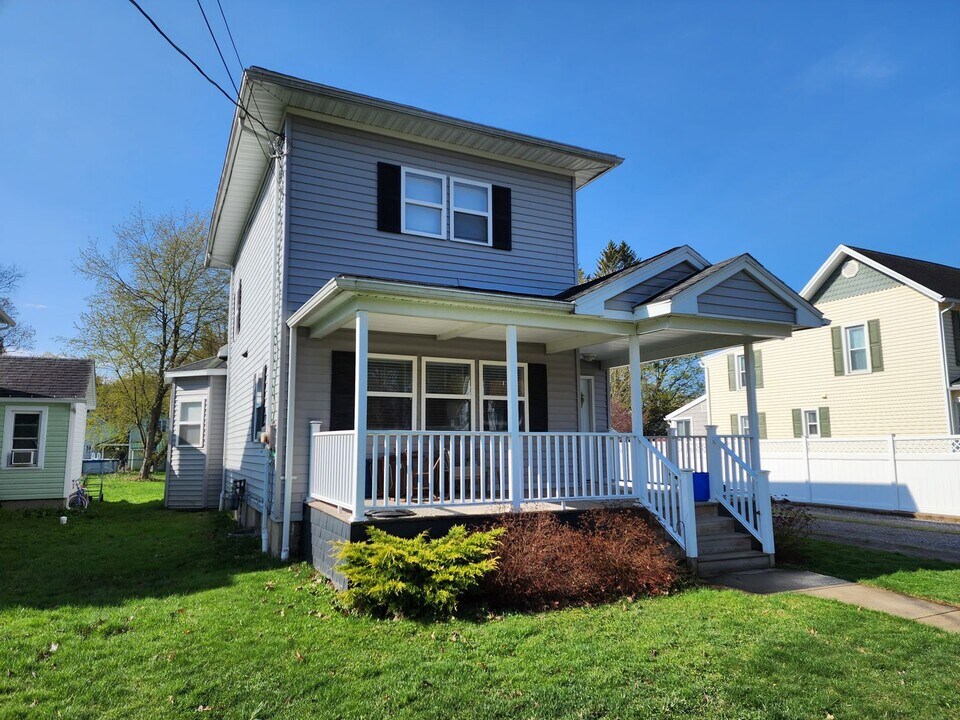 15 1st Ave, Unit Front Apartment in Franklinville, NY - Building Photo