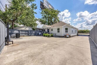 2607 North Fwy in Houston, TX - Building Photo - Building Photo