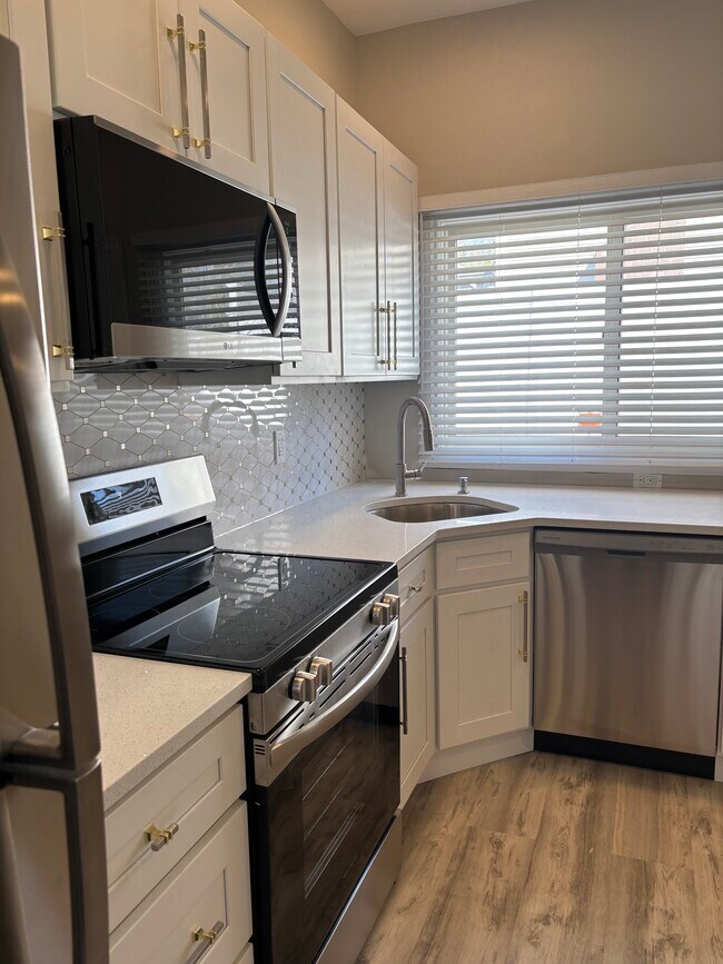 3 Dorchester Ct, Unit Suite #2 in Farmingville, NY - Foto de edificio - Building Photo