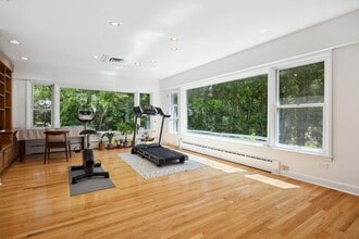 28 Paddington Rd in Scarsdale, NY - Building Photo - Building Photo