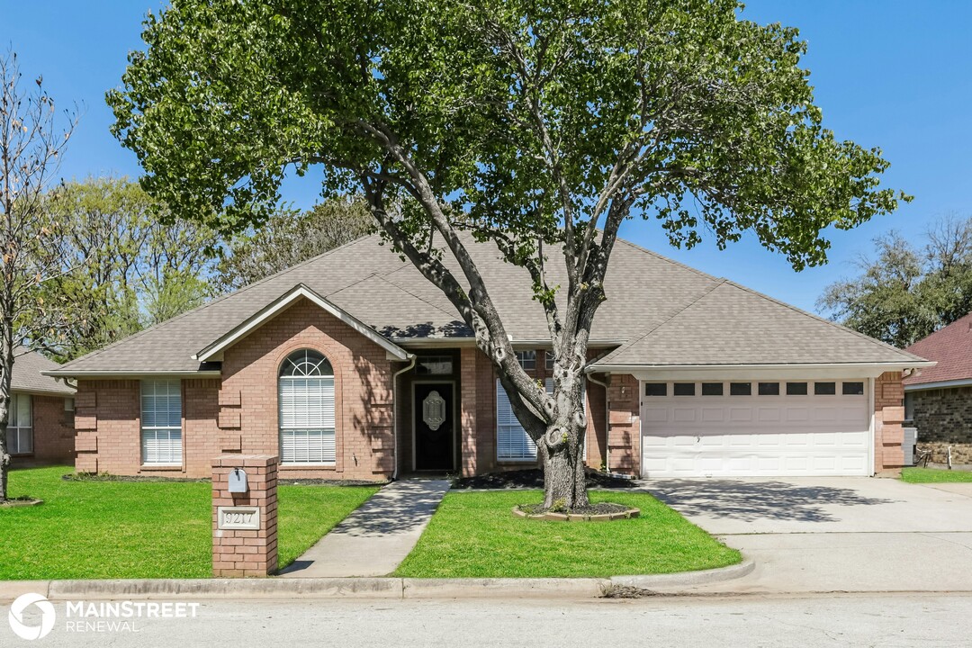 9217 Meandering Dr in North Richland Hills, TX - Building Photo