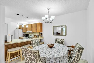 3402 Gardens E Dr in Palm Beach Gardens, FL - Building Photo