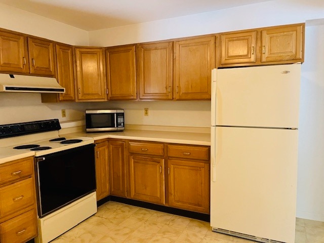 105 Huntingtown Rd in Newtown, CT - Foto de edificio - Building Photo