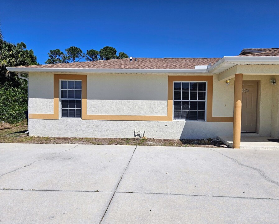 5014 Leonard Blvd S in Lehigh Acres, FL - Foto de edificio