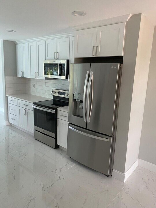 17100 Boca Club Blvd in Boca Raton, FL - Building Photo