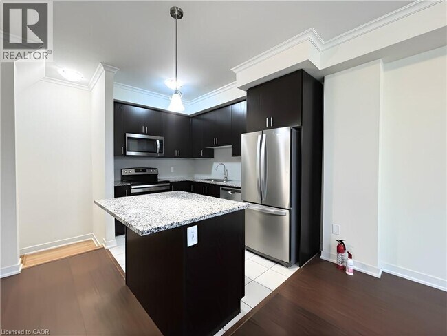 590 N Service Rd in Hamilton, ON - Building Photo - Building Photo