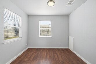 213 W Davis St in Kerrville, TX - Building Photo - Building Photo