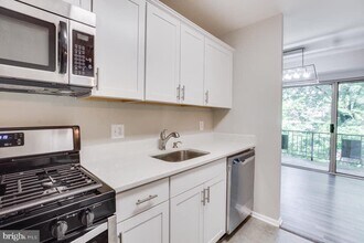 5200 Crossfield Ct in North Bethesda, MD - Building Photo - Building Photo