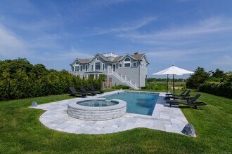 115 Dune Rd in Southampton, NY - Building Photo - Building Photo