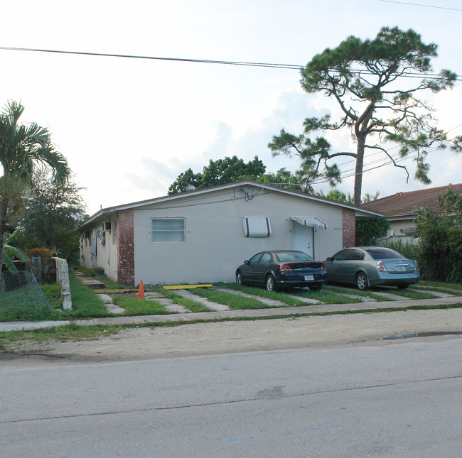 13711-13715 NE 20th Pl in Miami, FL - Building Photo - Building Photo