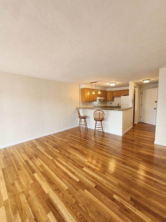 10 Coffey St in Boston, MA - Building Photo