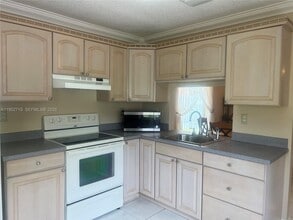 5827 NW 197th Ter in Hialeah, FL - Foto de edificio - Building Photo