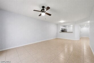 5737 Whitaker Rd in Naples, FL - Foto de edificio - Building Photo
