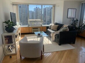 70 W Burton Pl in Chicago, IL - Building Photo - Building Photo
