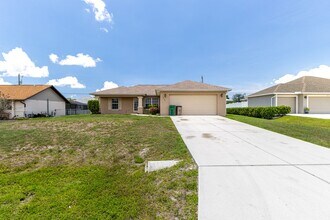 1808 NW 2nd Pl in Cape Coral, FL - Foto de edificio - Building Photo