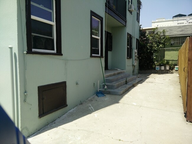 1709 1/2 Park Ave, Unit 1709 12 in Los Angeles, CA - Building Photo - Building Photo