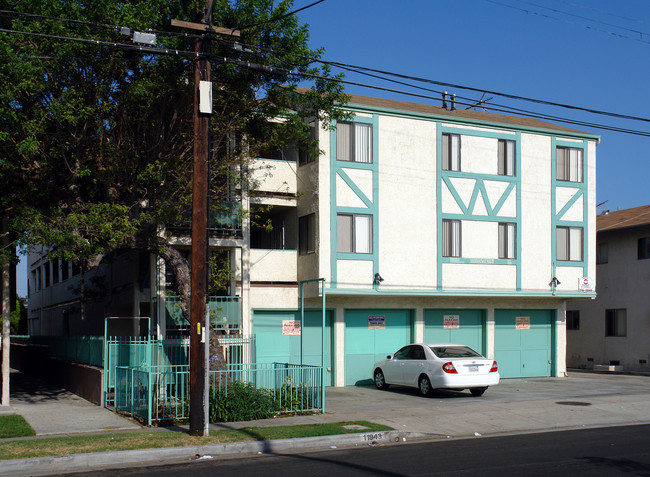 11943 Grevillea Ave in Hawthorne, CA - Foto de edificio - Building Photo