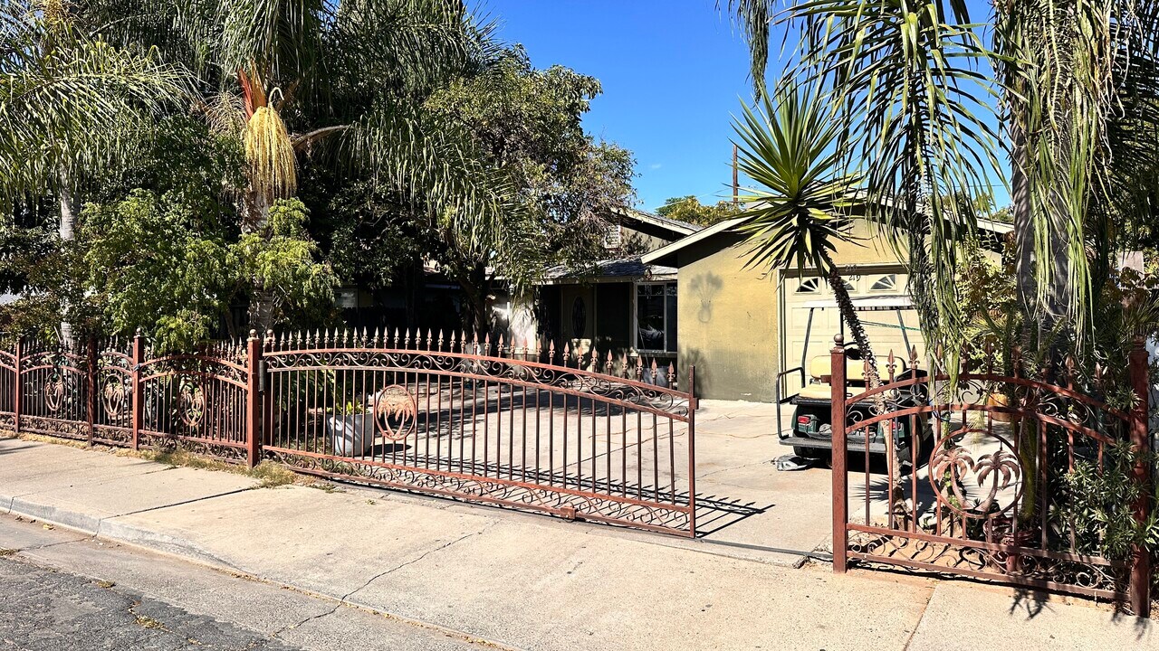 219 E 10th St in Merced, CA - Building Photo