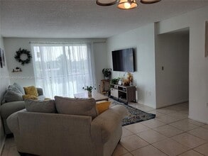 919 Hillcrest Dr, Unit 306 in Hollywood, FL - Building Photo - Building Photo