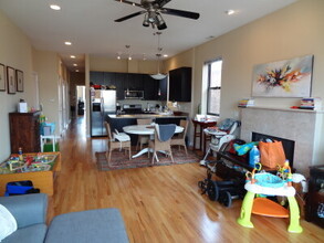 2151 W Evergreen Ave in Chicago, IL - Building Photo - Building Photo